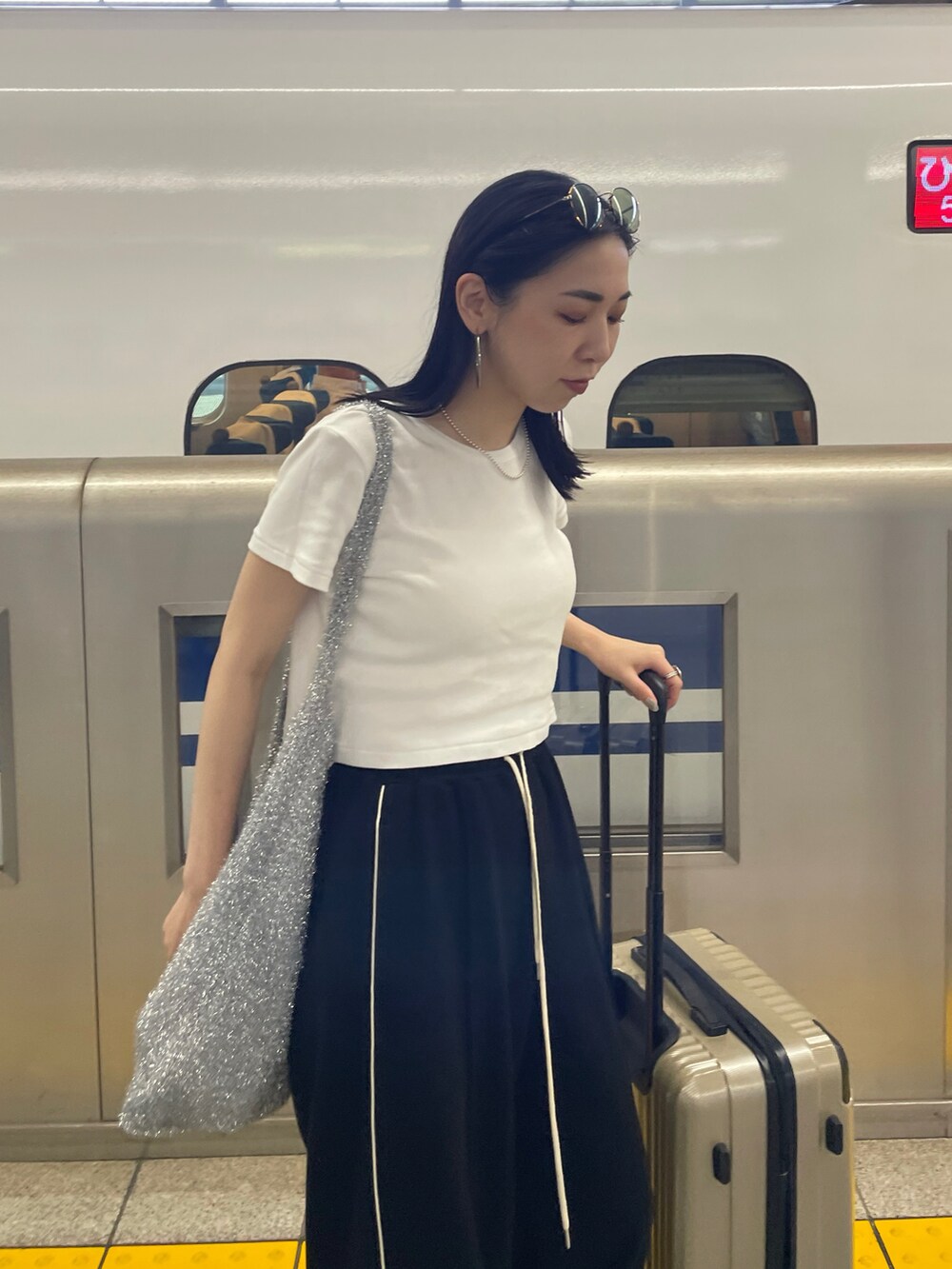 ホワイト系のTシャツ/カットソー、ブラック系のその他パンツ、ブラック系のサンダルを着用したレディースの夏コーディネートの4枚目の写真