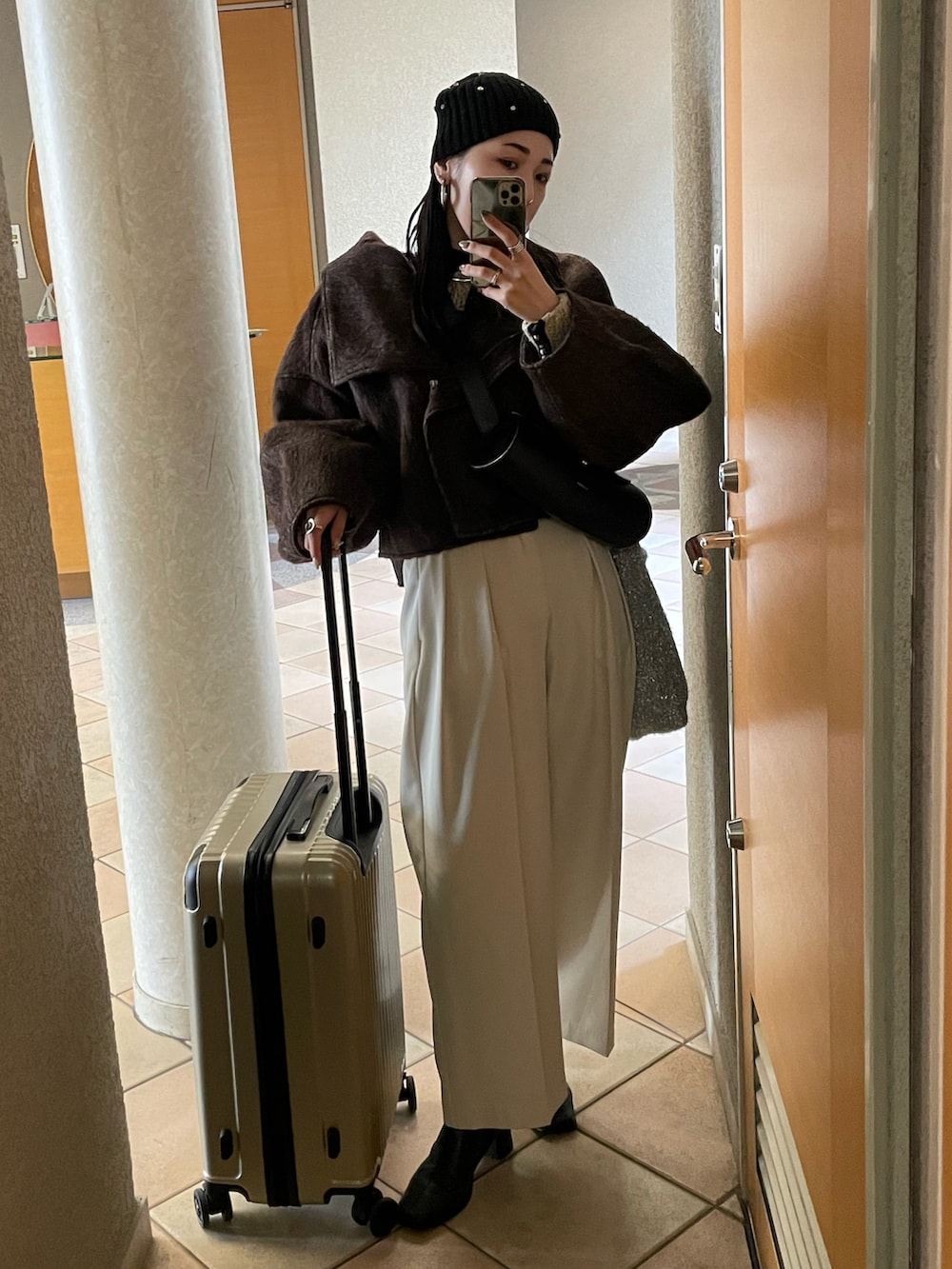 ホワイト系のその他パンツ、ブラウン系のその他アウター、シルバー系のトートバッグを着用したレディースの冬コーディネートの2枚目の写真