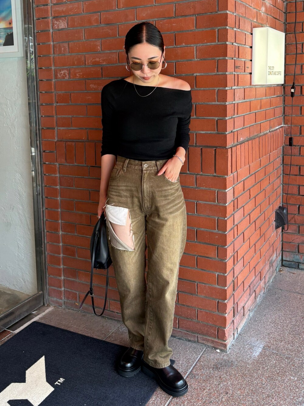 ブラウン系のサングラスを着用したレディースの夏コーディネートの4枚目の写真