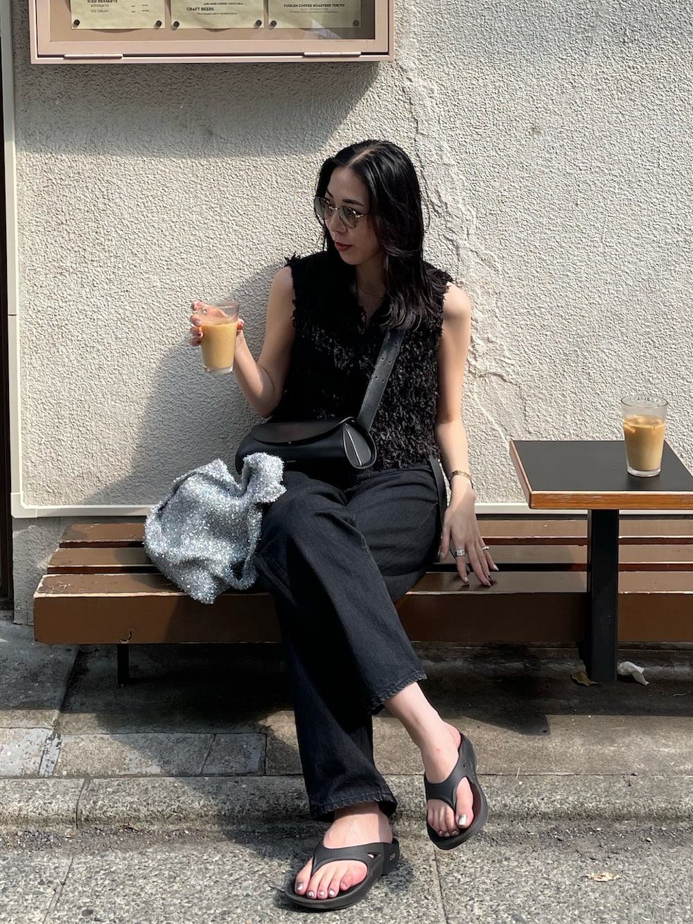 ブラック系のシャツ/ブラウス、ブラック系のデニムパンツ、ブラック系のサンダルを着用したレディースの夏コーディネートの3枚目の写真