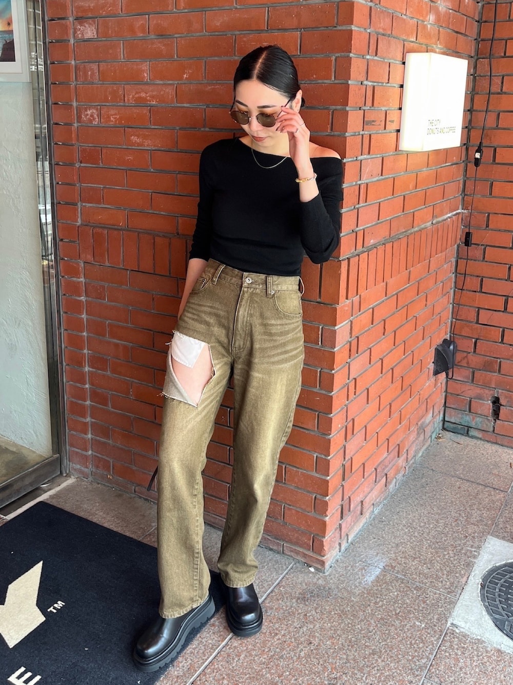 シルバー系のネックレスを着用したレディースの夏コーディネートの2枚目の写真