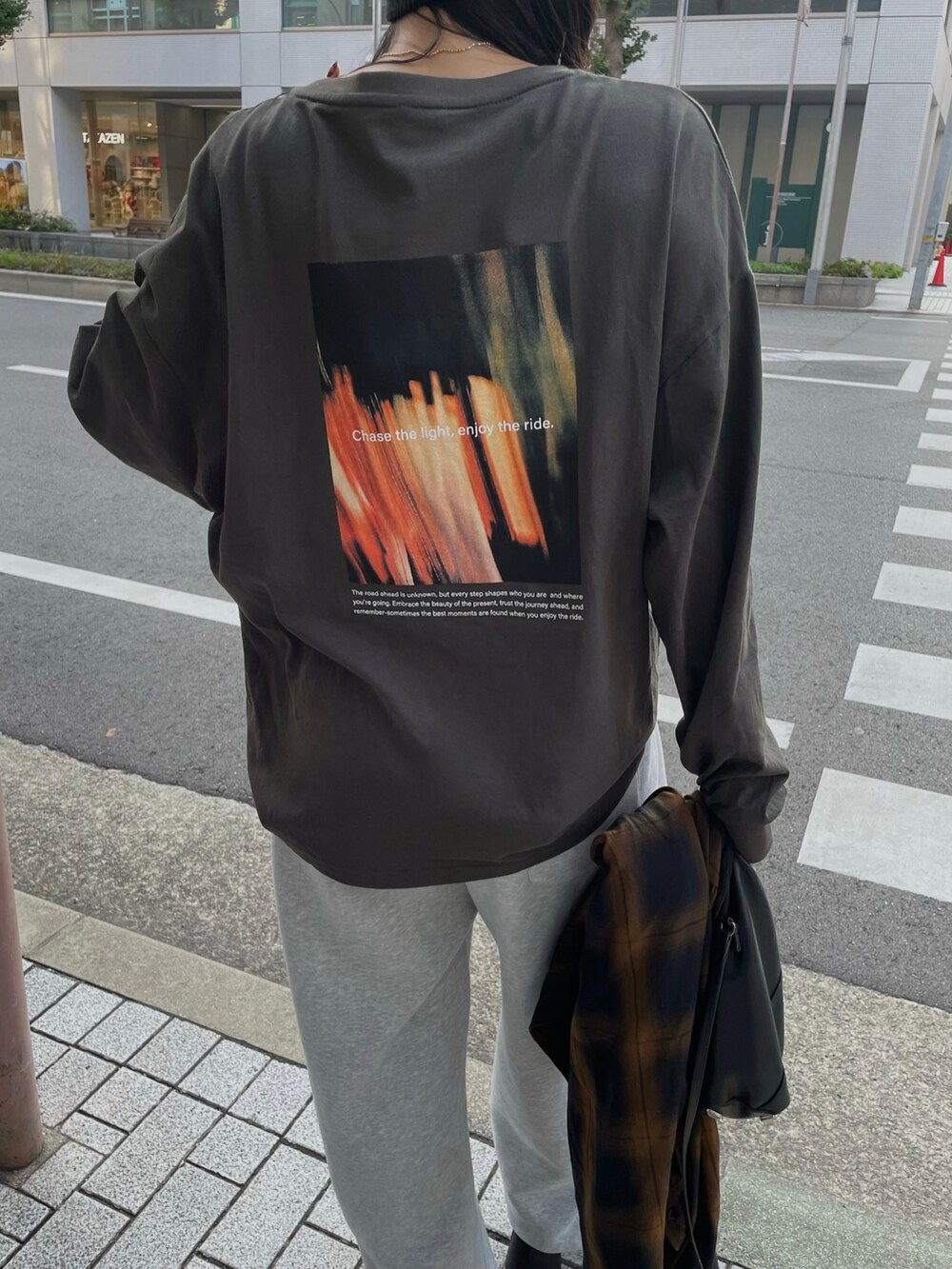 ブラック系のブーツ、ブラック系のショルダーバッグを着用したレディースの秋コーディネートの4枚目の写真