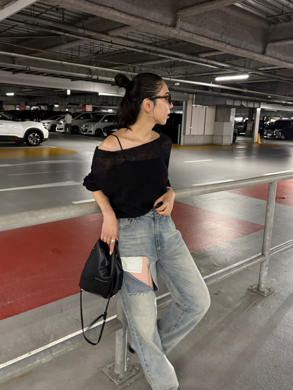 ブラック系のショルダーバッグ、ブラック系のブーツを着用したレディースの夏コーディネートの2枚目の写真