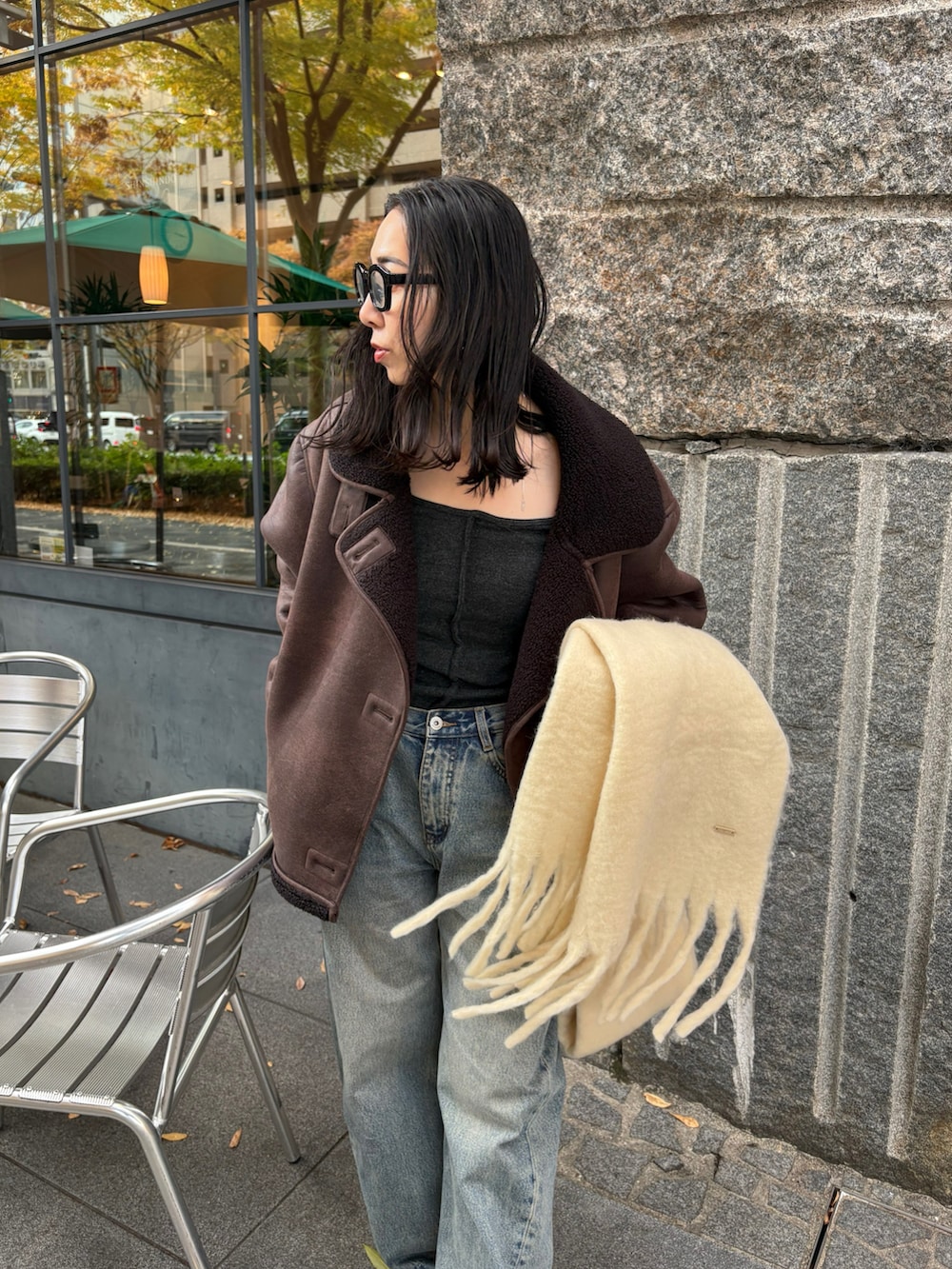 ブラック系のブーツを着用したレディースの秋コーディネートの5枚目の写真