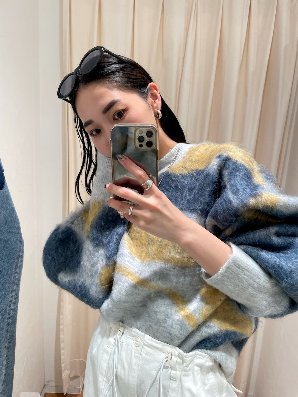 ホワイト系のカーゴパンツ、ブルー系のニット/セーターを着用したレディースの秋コーディネートの3枚目の写真