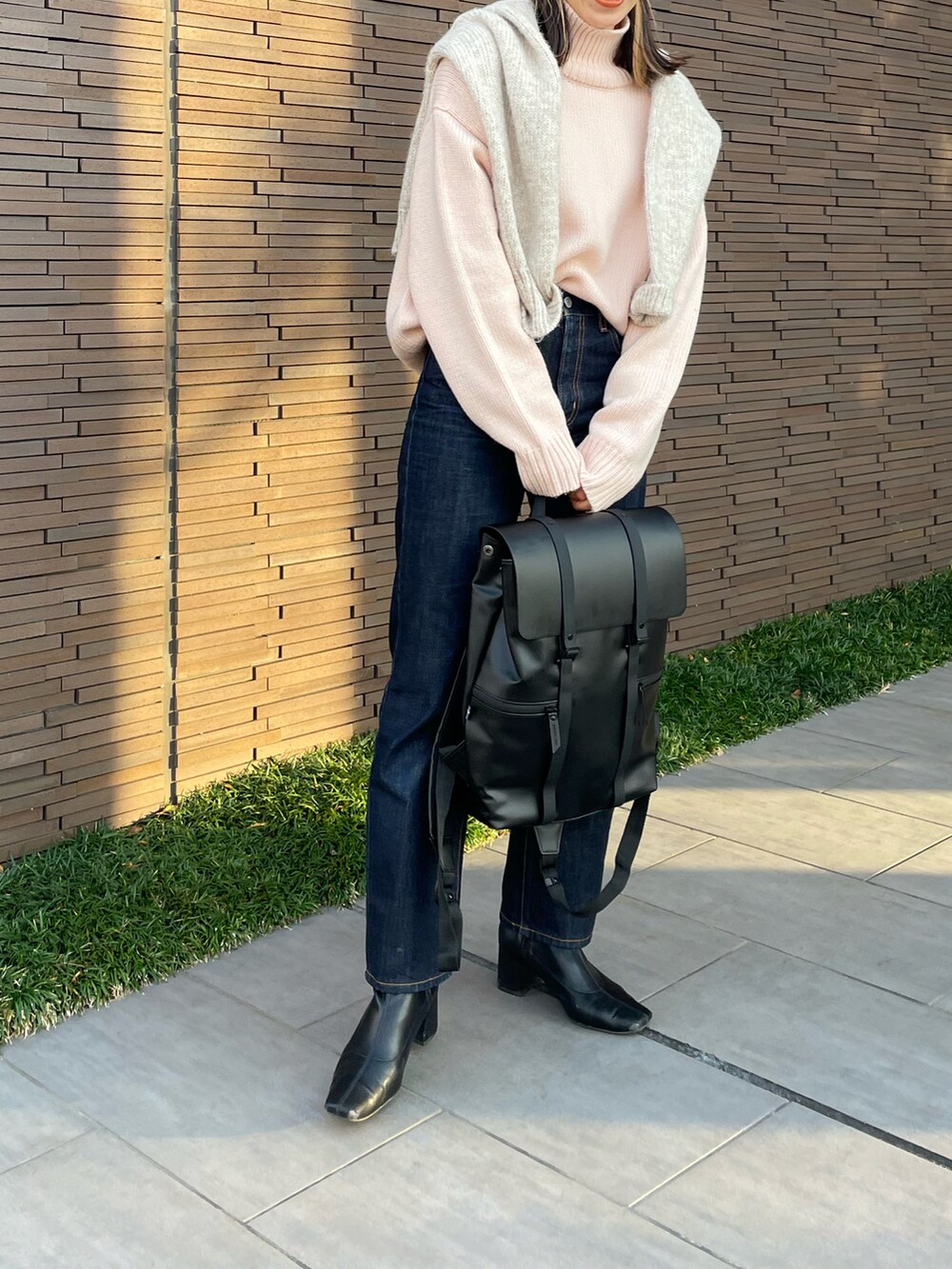 ホワイト系のニット/セーター、ピンク系のニット/セーター、ブルー系のデニムパンツを着用したレディースの冬コーディネートの3枚目の写真