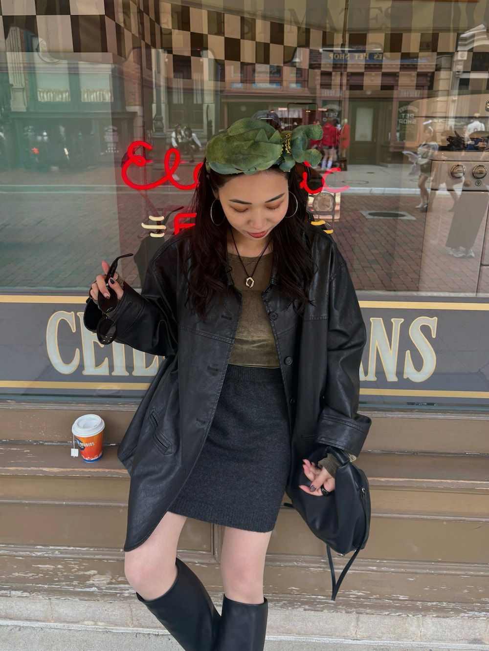 ブラック系のブーツ、ブラック系のショルダーバッグ、グリーン系のTシャツ/カットソーを着用したレディースの秋コーディネートの5枚目の写真