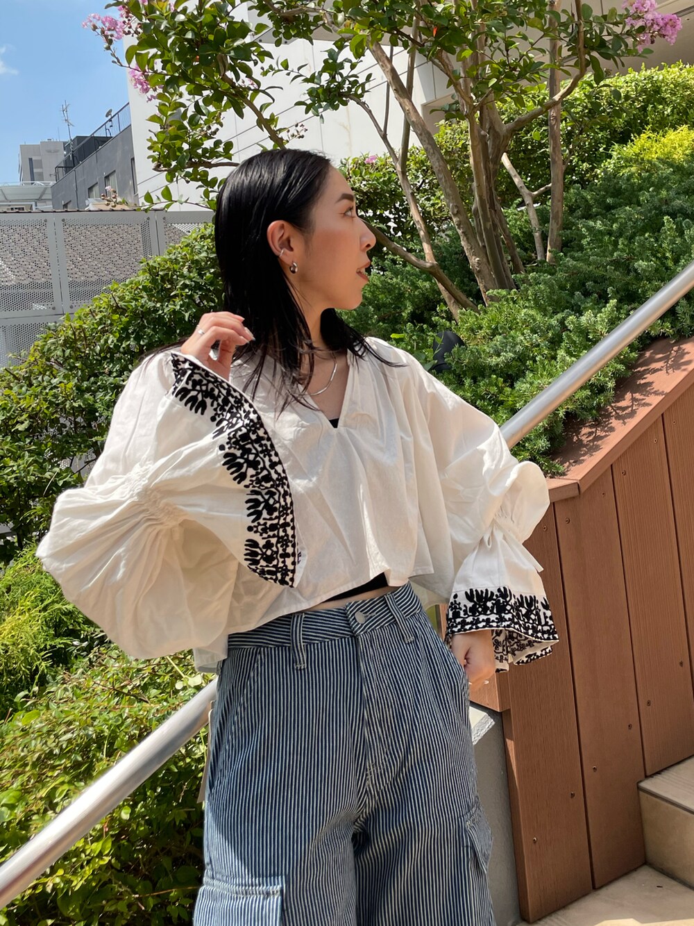 その他のデニムパンツ、ホワイト系のシャツ/ブラウスを着用したレディースの夏コーディネートの5枚目の写真