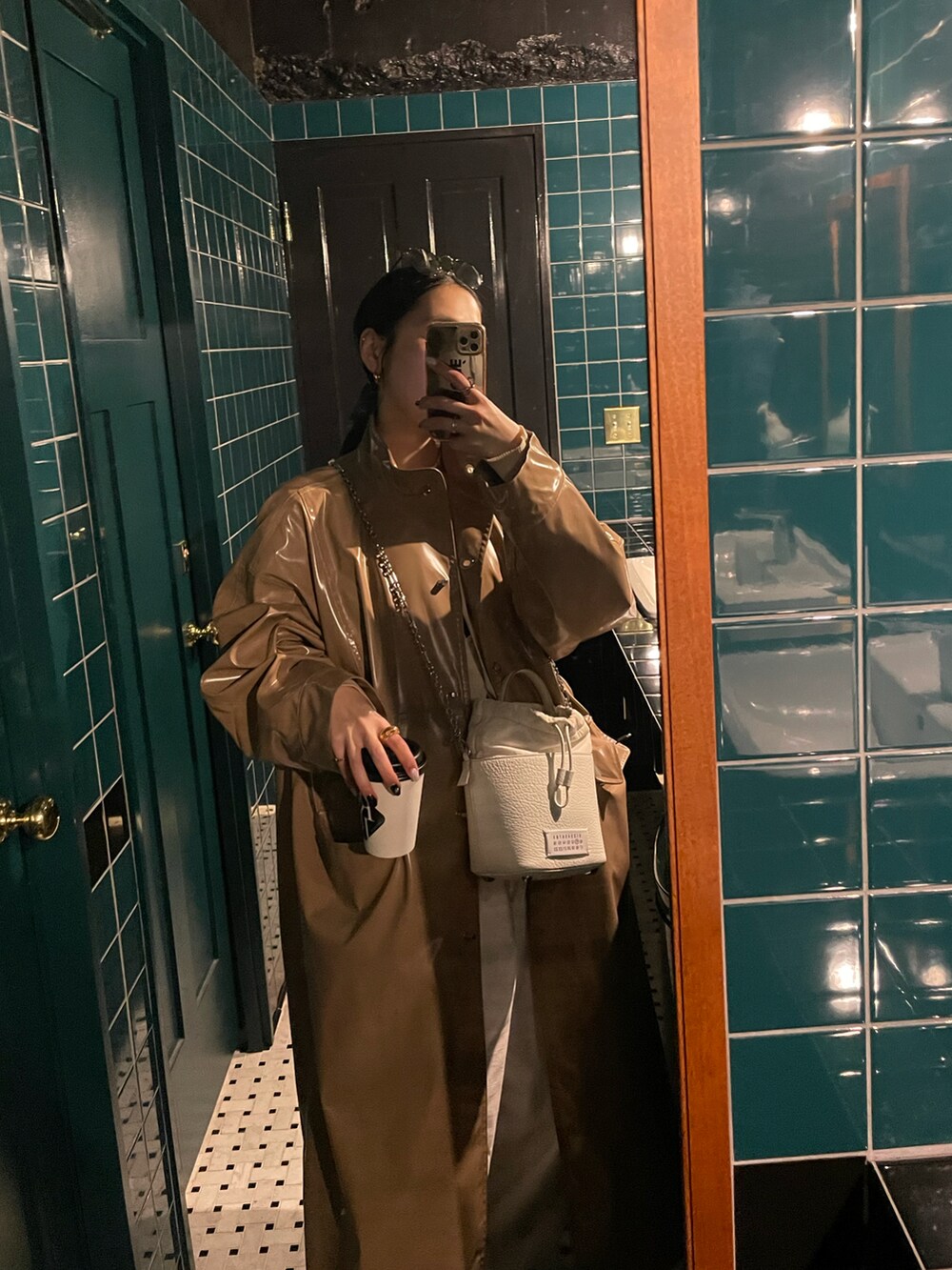 ホワイト系のショルダーバッグ、ブラック系のブーツ、ホワイト系のその他パンツを着用したレディースの春コーディネートの5枚目の写真