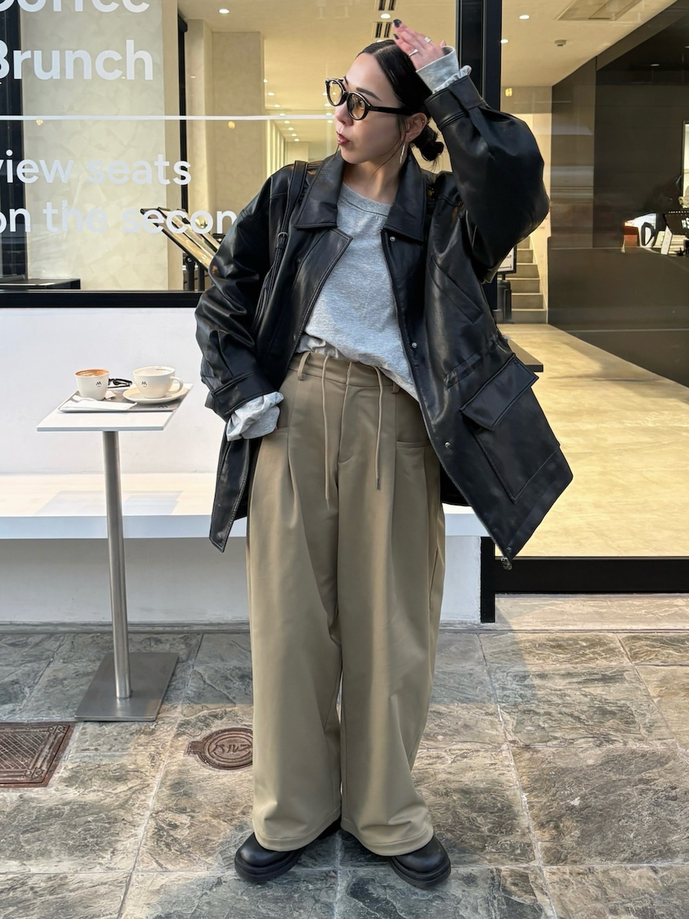 ブラック系のブーツを着用したレディースの冬コーディネートの3枚目の写真