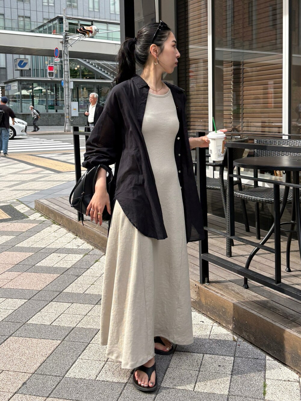 ブラック系のサンダル、ブラック系のシャツ/ブラウス、ブラック系のショルダーバッグを着用したレディースの春コーディネートの3枚目の写真