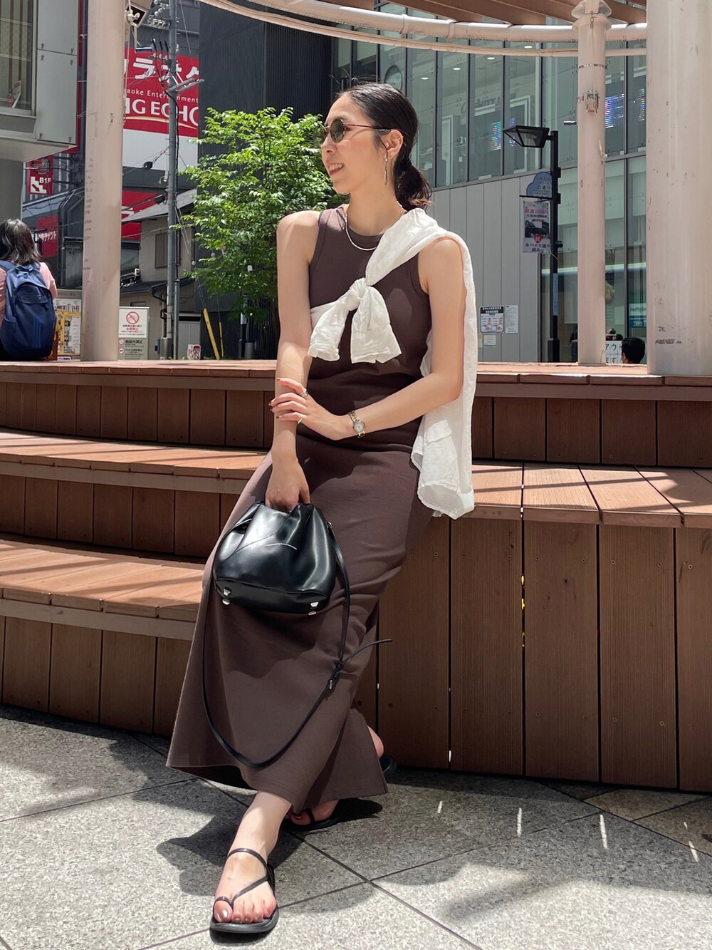 ホワイト系のシャツ/ブラウス、ブラック系のショルダーバッグ、ブラウン系のワンピースを着用したレディースの夏コーディネートの3枚目の写真