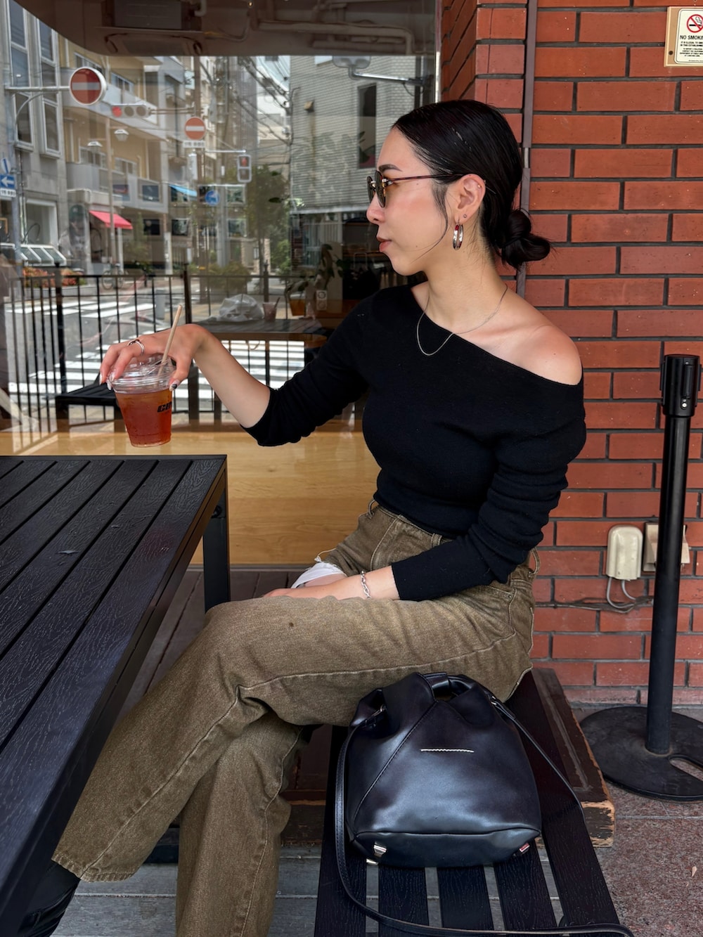 シルバー系のネックレスを着用したレディースの夏コーディネートの5枚目の写真