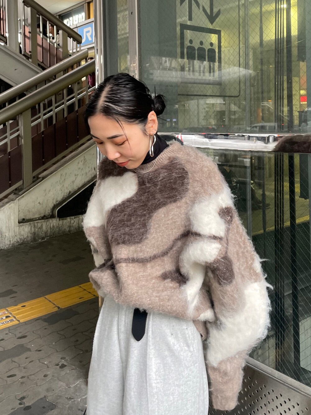 ブラック系のショルダーバッグ、グレー系のその他パンツ、ホワイト系のスニーカーを着用したレディースの冬コーディネートの4枚目の写真