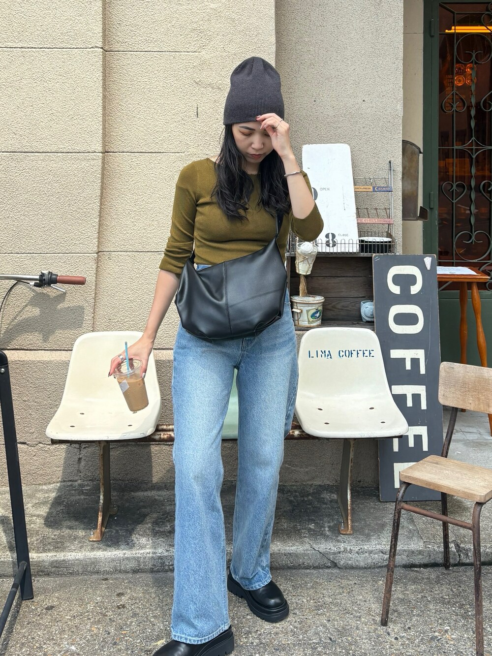 シルバー系のネックレスを着用したレディースの夏コーディネートの4枚目の写真