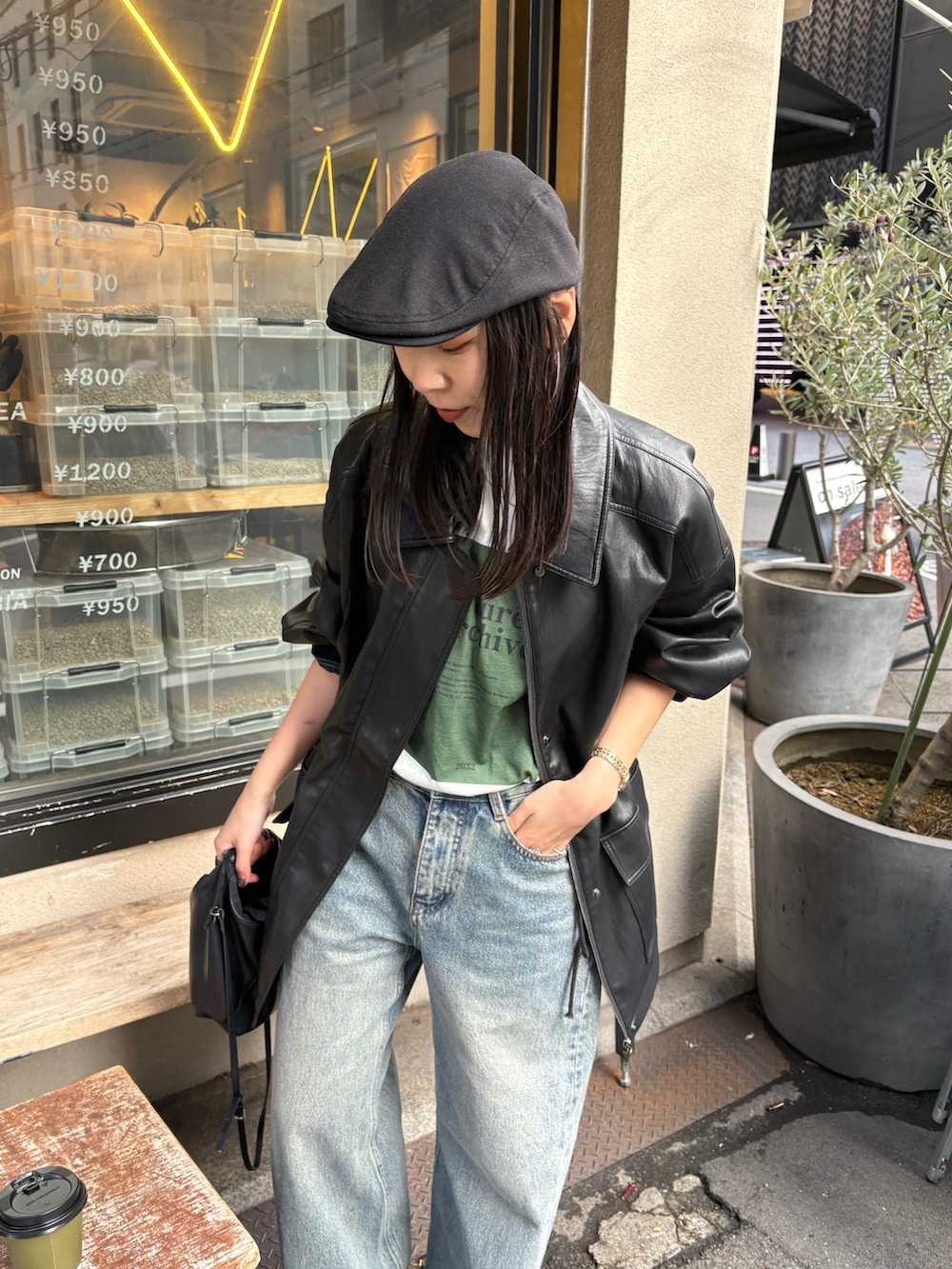 ブラック系のブーツ、ブラック系のショルダーバッグ、ブラック系のハンチング/ベレー帽を着用したレディースの冬コーディネートの5枚目の写真