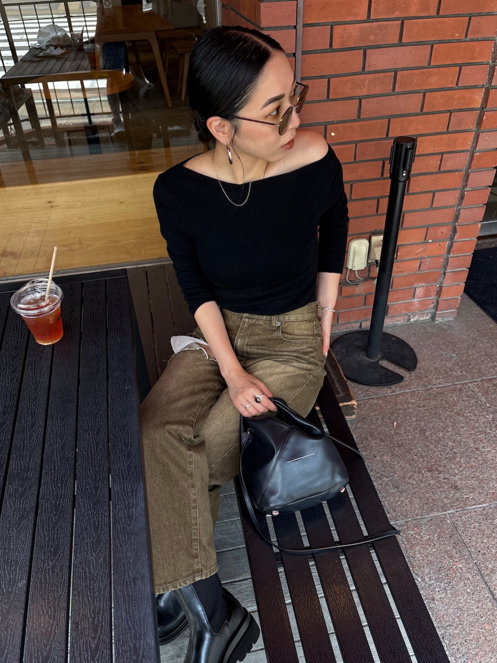 シルバー系のネックレスを着用したレディースの夏コーディネートの3枚目の写真