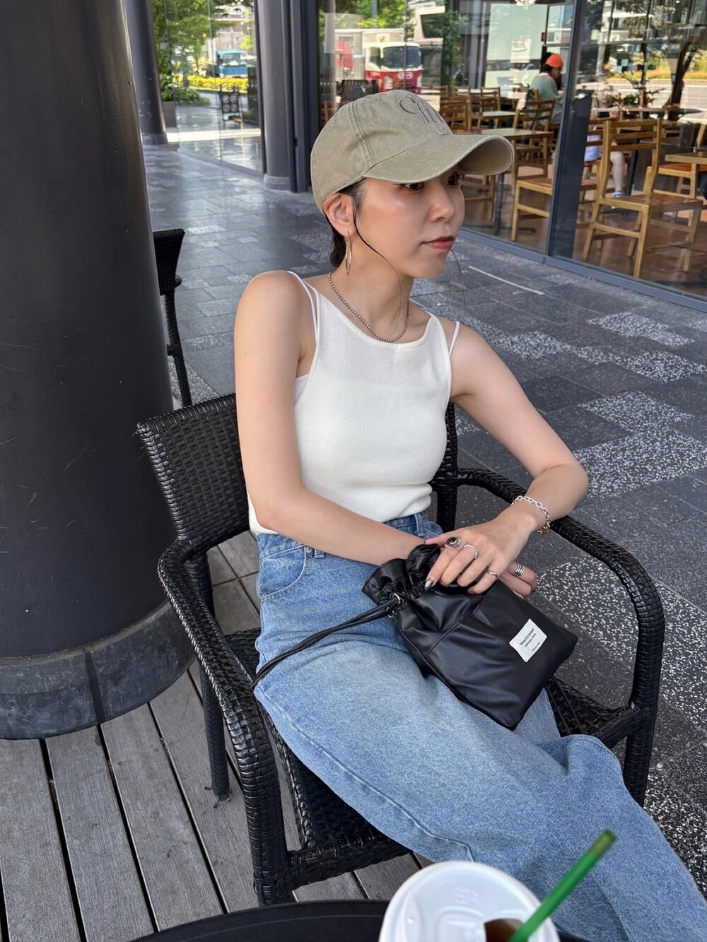 ブラック系のショルダーバッグ、ブラック系のサンダルを着用したレディースの夏コーディネートの4枚目の写真