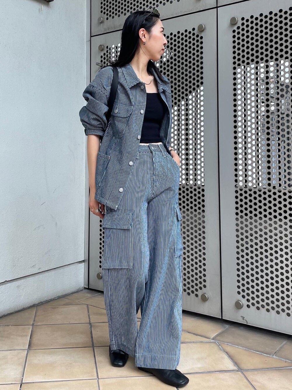 その他のデニムパンツ、その他のブルゾン、ブラック系のキャミソールを着用したレディースの夏コーディネートの2枚目の写真