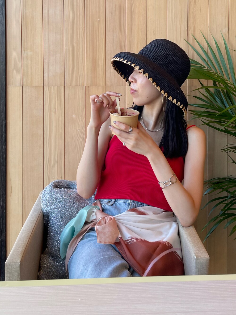 ブラック系のサンダル、ブルー系のデニムパンツ、ブラック系のショルダーバッグを着用したレディースの秋コーディネートの5枚目の写真