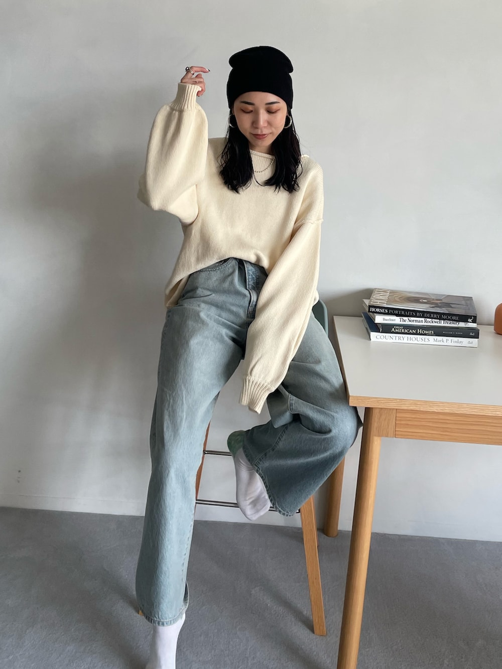 ホワイト系のニット/セーター、ブルー系のデニムパンツ、ブラック系のニットキャップ/ビーニーを着用したレディースの秋コーディネートの5枚目の写真