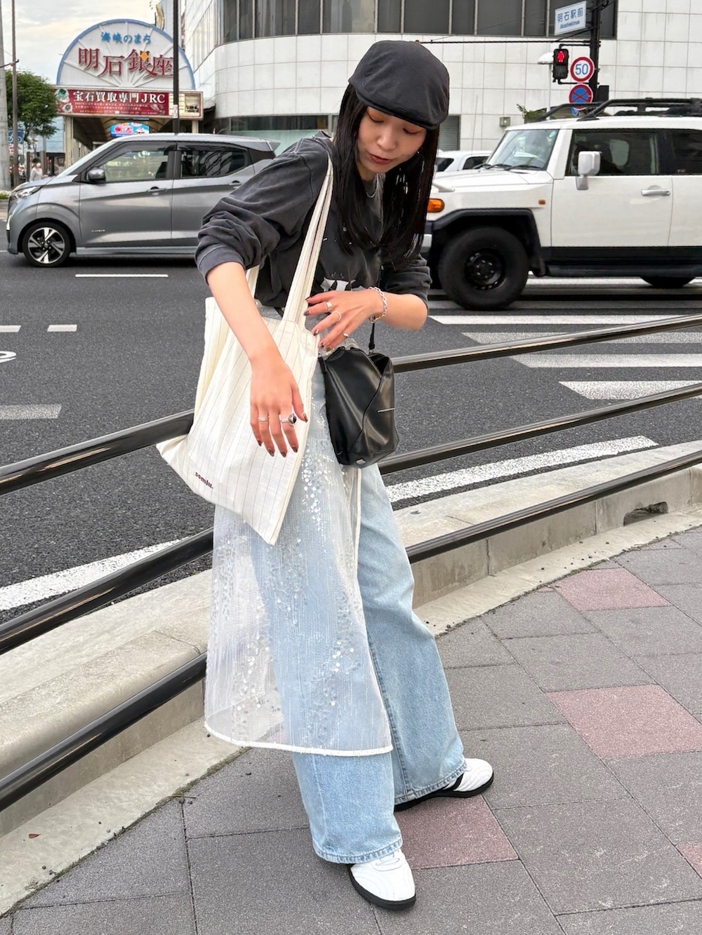 「やっぱり帽子が好き、アメカジ、デニム、スニーカー、シンプルコーデ、ロゴT、きれいめカジュアル、休日スタイル、春コーデ、韓国ファッション、いいね、save、フォローお願いします🤑、ハンチング、レイヤードスタイル、Tシャツ、ロンT」｜「Ungridのリネン混ハンチング（ハンチング/ベレー帽、ブラック系）」を使った、ryoさん（レディース・160cm）の春コーディネートの2枚目の写真