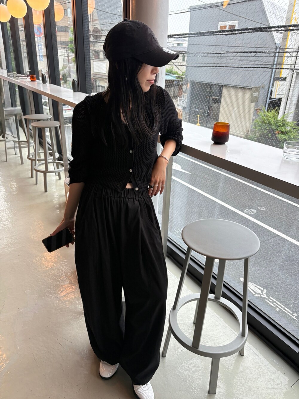 ホワイト系のスニーカー、ブラック系のカーディガン/ボレロ、ブラック系のキャップを着用したレディースの夏コーディネートの5枚目の写真