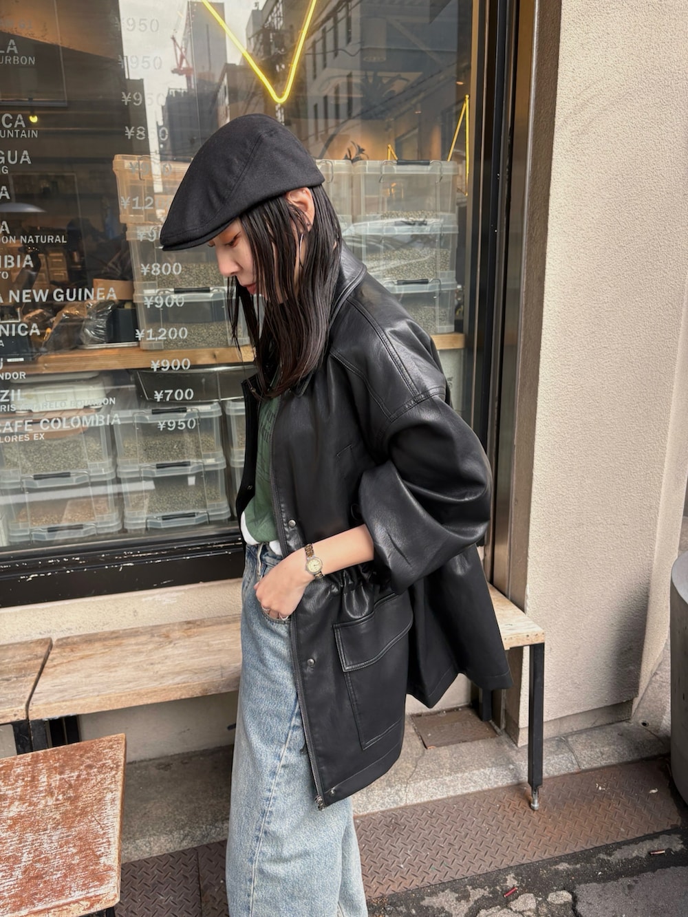 ブラック系のブーツ、ブラック系のショルダーバッグ、ブラック系のハンチング/ベレー帽を着用したレディースの冬コーディネートの3枚目の写真