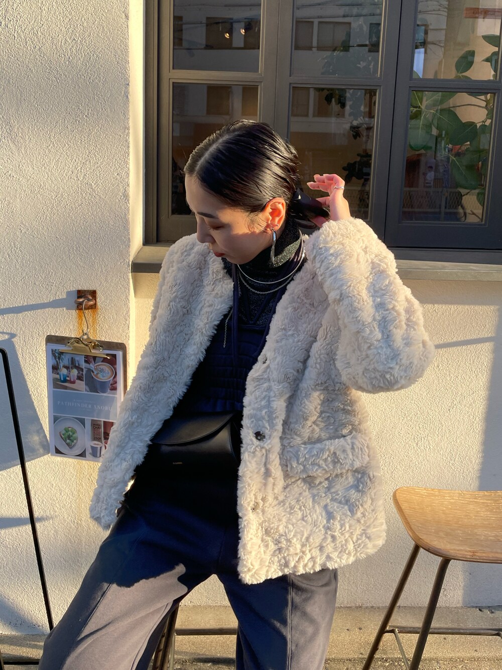 グレー系のつなぎ/オールインワン、ブラック系のブーツ、ブラック系のニット/セーターを着用したレディースの秋コーディネートの5枚目の写真