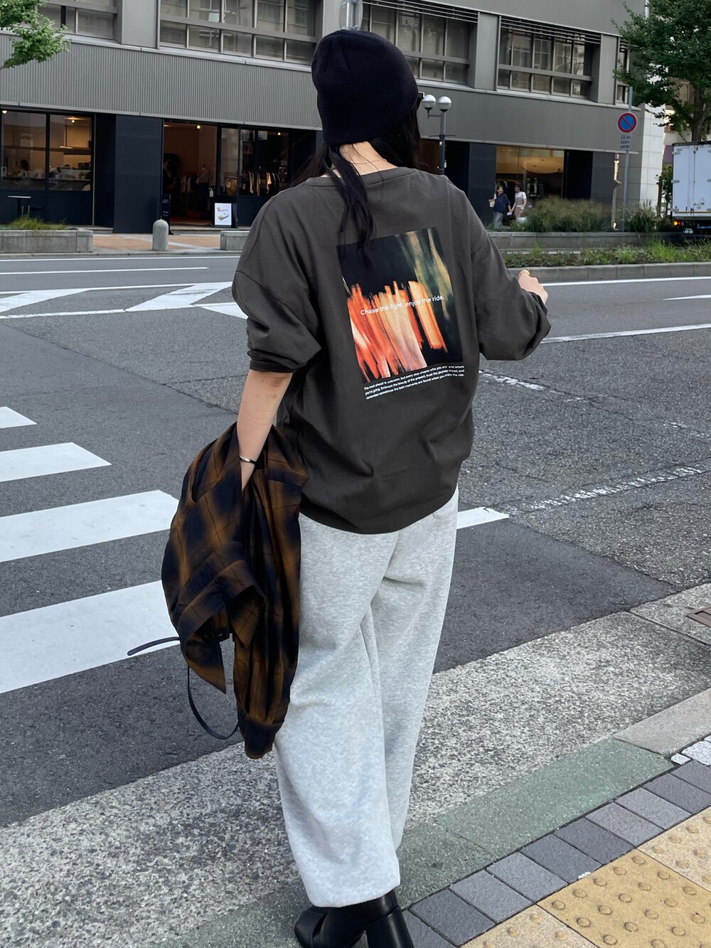 ブラック系のブーツ、ブラック系のショルダーバッグを着用したレディースの秋コーディネートの5枚目の写真