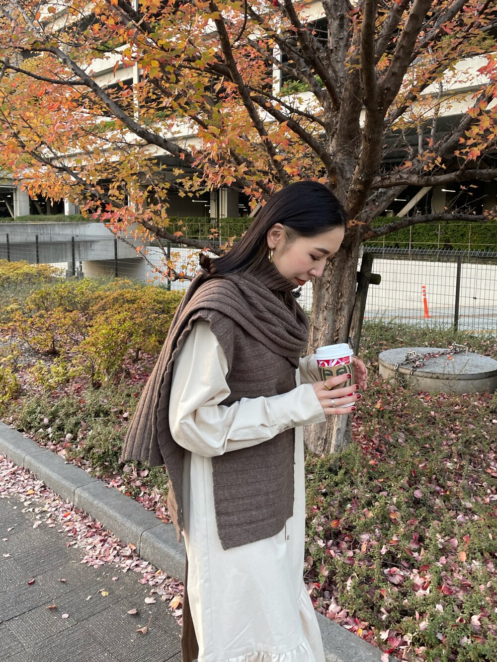 ブラウン系のニット/セーター、ベージュ系のワンピースを着用したレディースの冬コーディネートの4枚目の写真