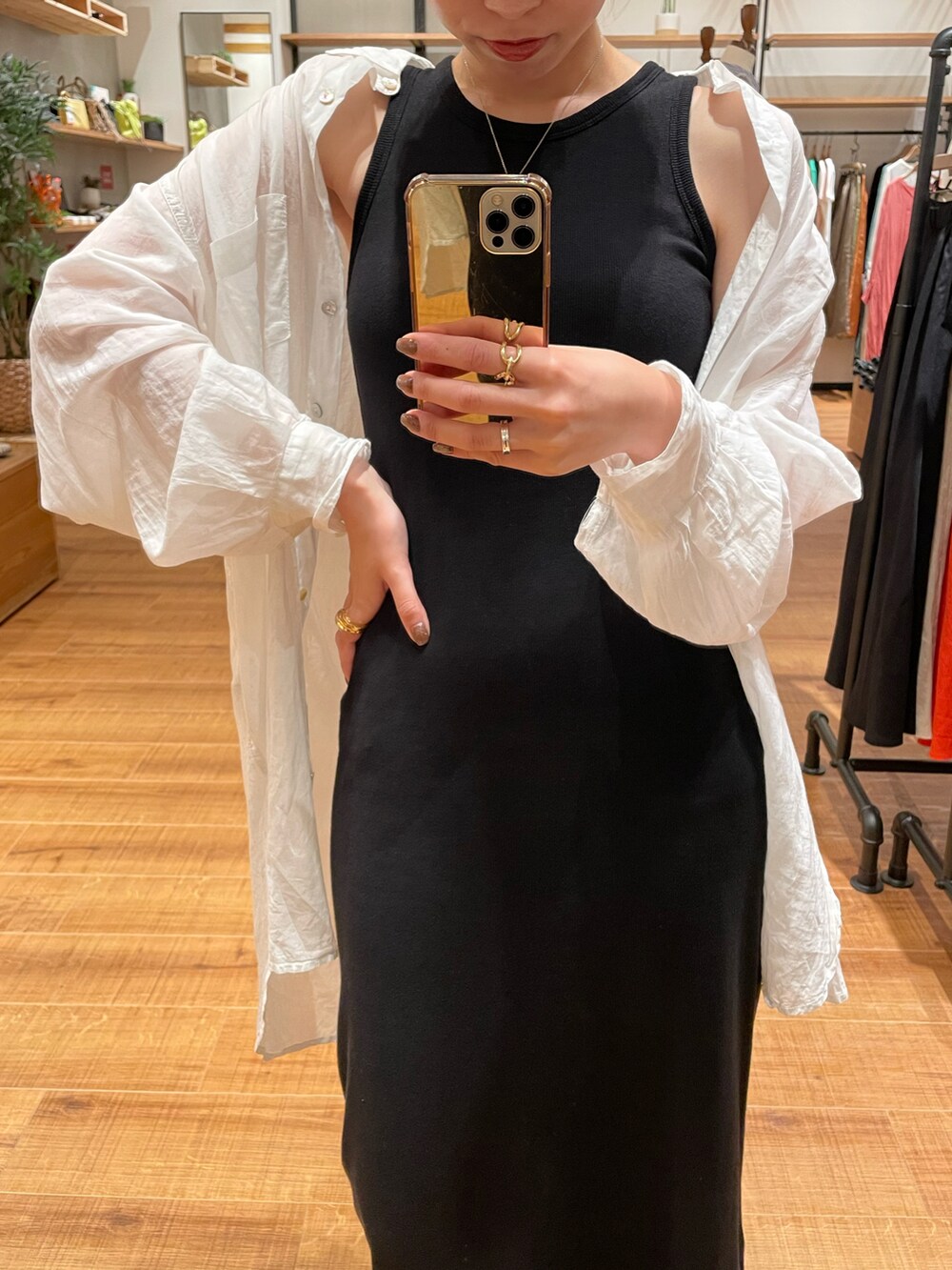 ブラック系のワンピース、ホワイト系のシャツ/ブラウス、ブラック系のスニーカーを着用したレディースの夏コーディネートの5枚目の写真