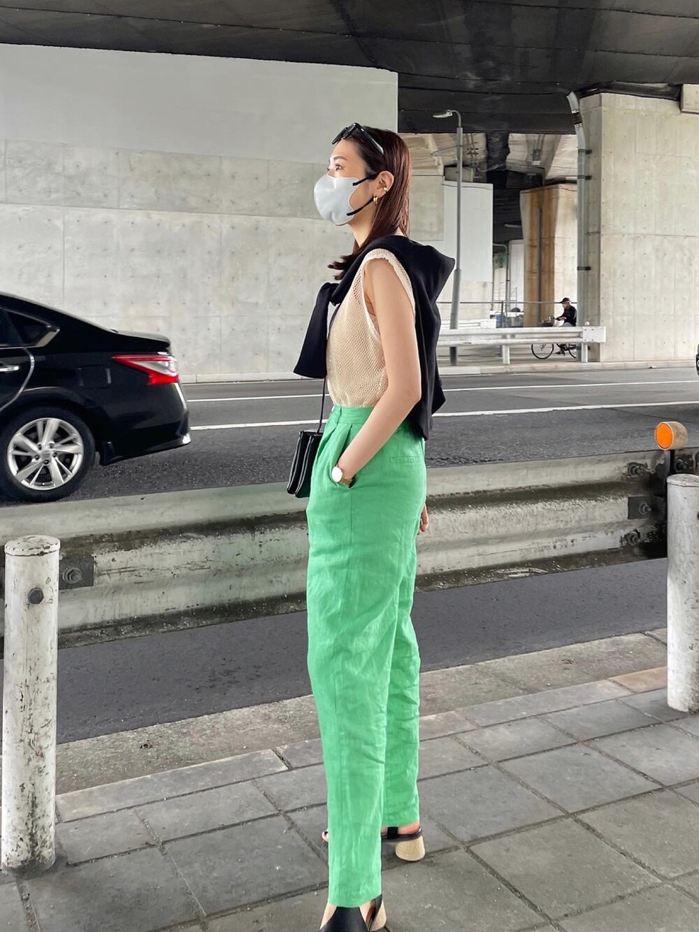 ベージュ系のタンクトップ、グリーン系のその他パンツ、ブラック系のサンダルを着用したレディースの春コーディネートの2枚目の写真