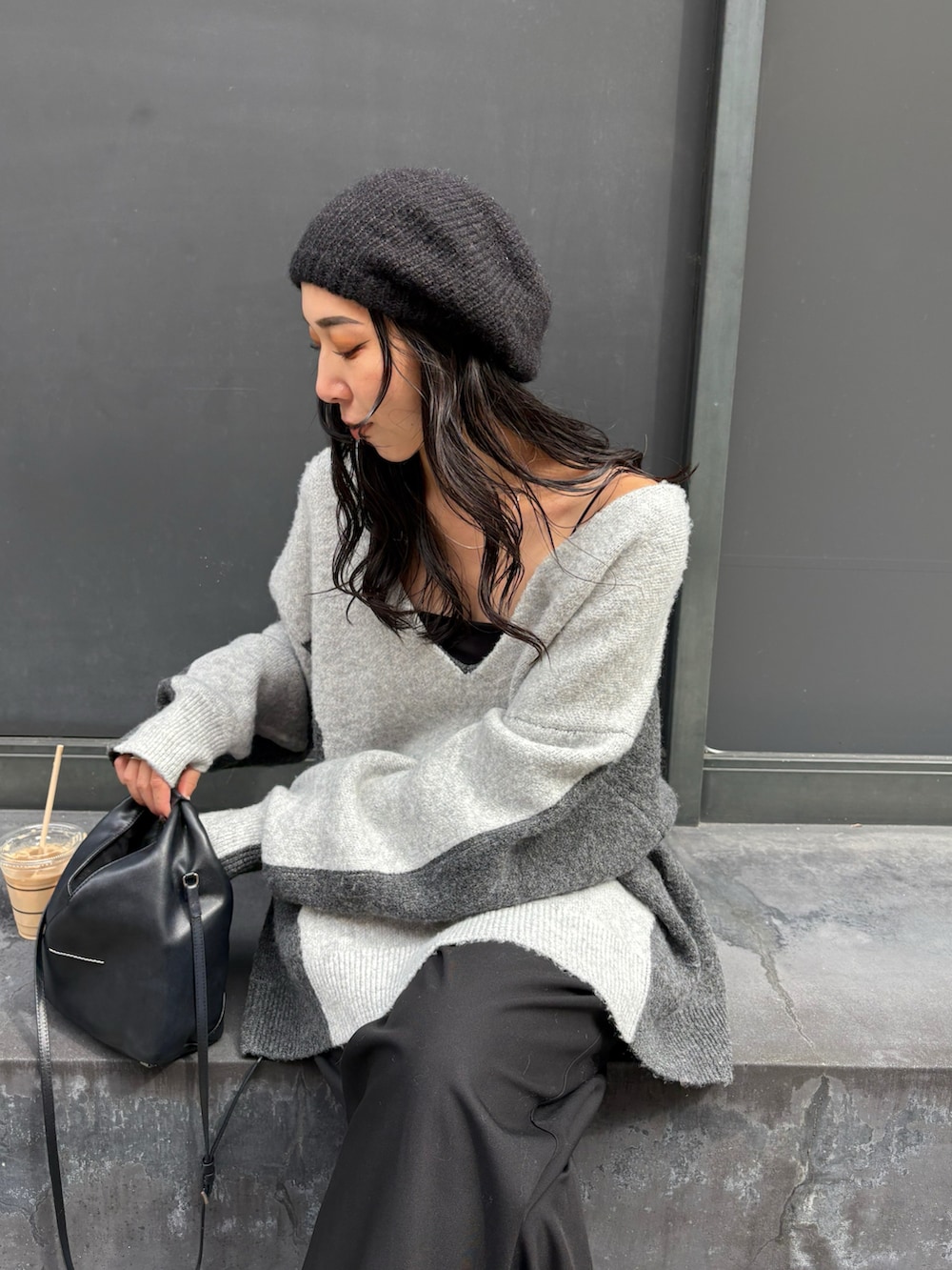 ブラック系のショルダーバッグを着用したレディースの秋コーディネートの5枚目の写真