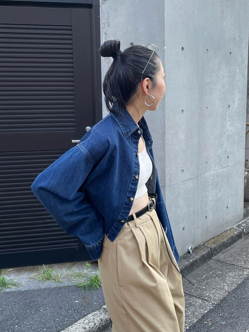 ホワイト系のキャミソール、ブルー系のシャツ/ブラウス、ベージュ系のチノパンツを着用したレディースの冬コーディネートの5枚目の写真