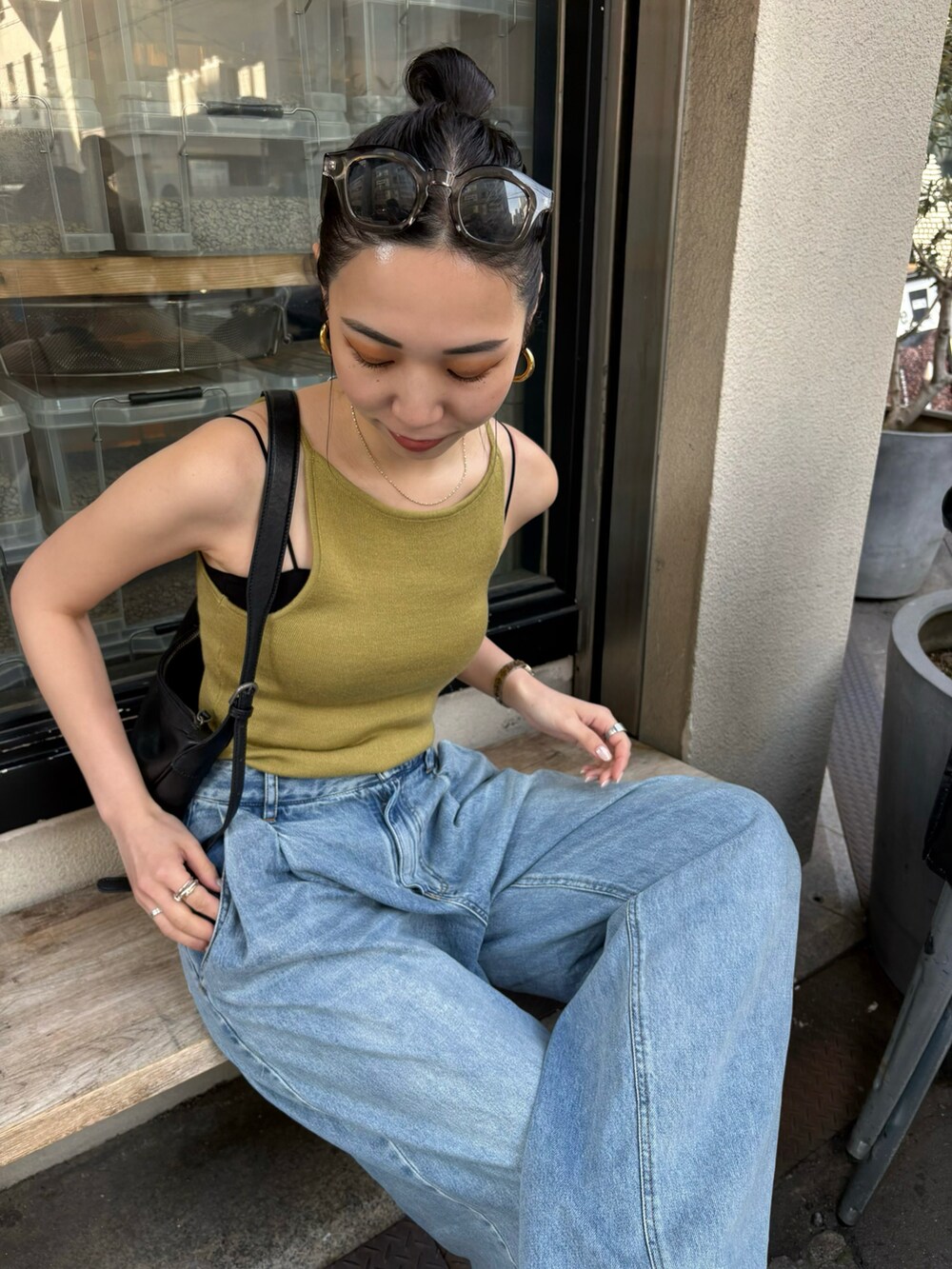 ゴールド系のピアス（両耳用）を着用したレディースの春コーディネートの2枚目の写真