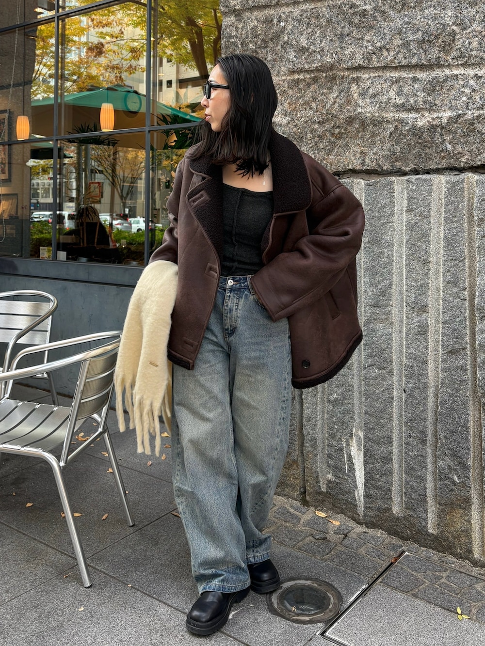 ブラック系のブーツを着用したレディースの秋コーディネートの3枚目の写真