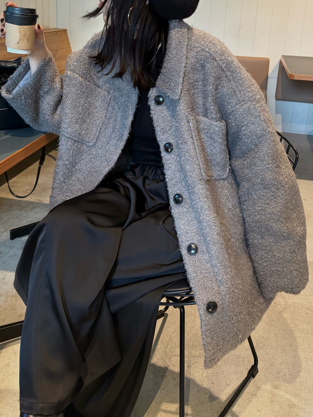 ブラック系のブーツ、ブラック系のショルダーバッグを着用したレディースの冬コーディネートの4枚目の写真