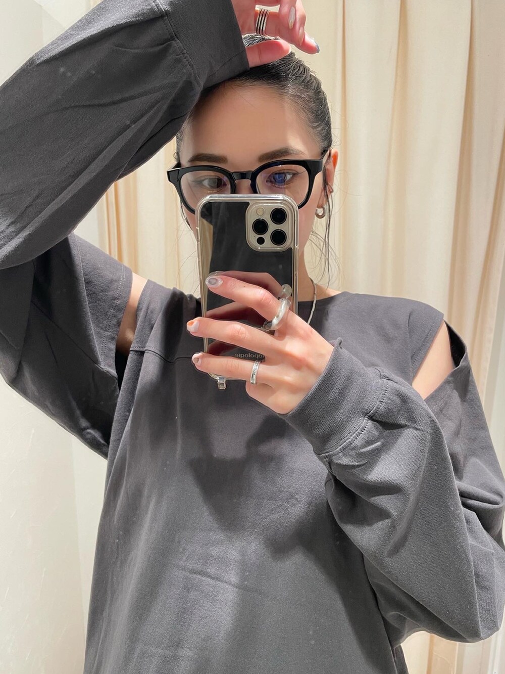 ブラック系のパンプス、グレー系のTシャツ/カットソー、グリーン系のその他パンツを着用したレディースの秋コーディネートの4枚目の写真