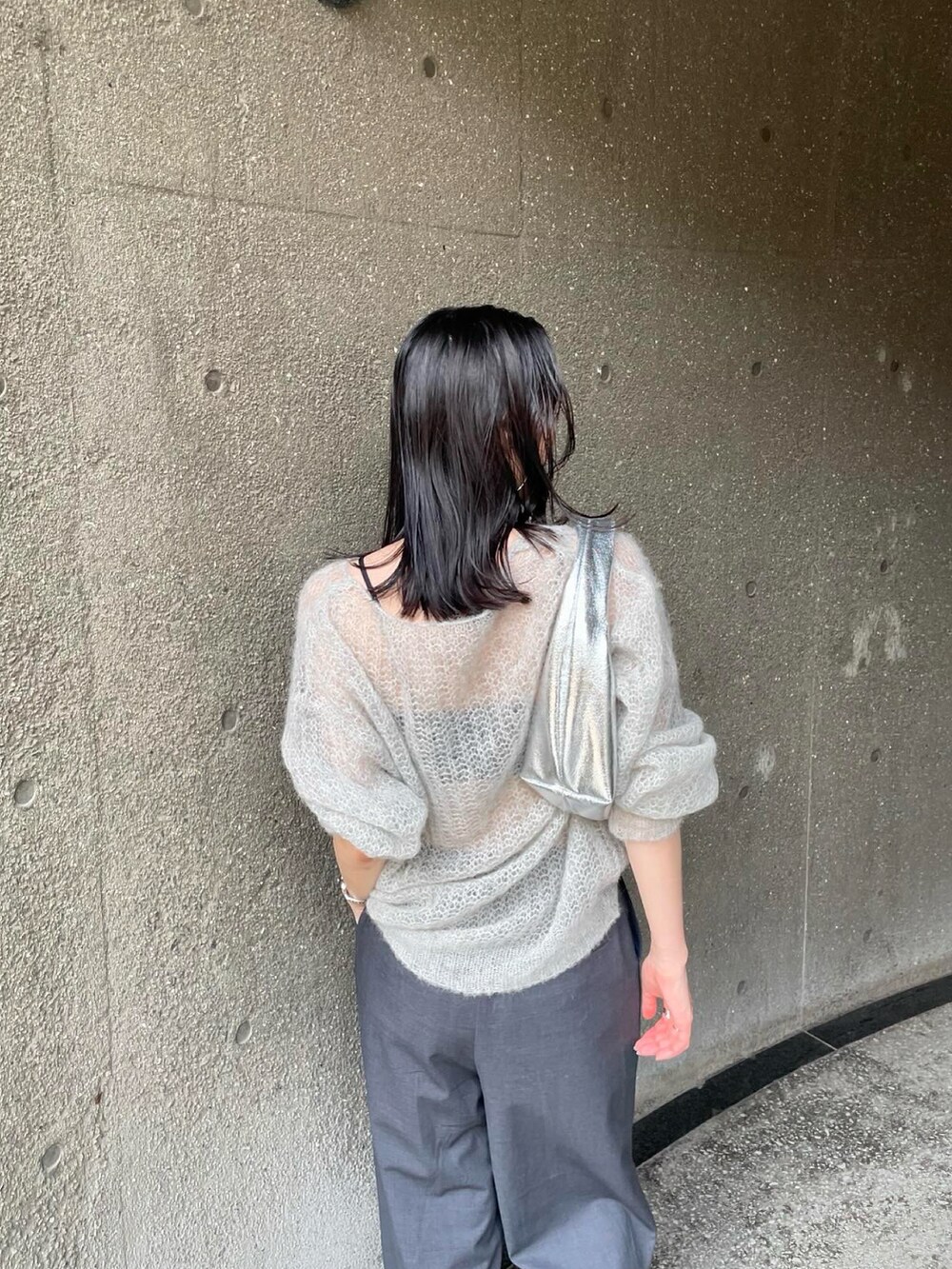 ブラック系のスニーカー、グレー系のニット/セーター、グレー系のその他パンツを着用したレディースの秋コーディネートの2枚目の写真