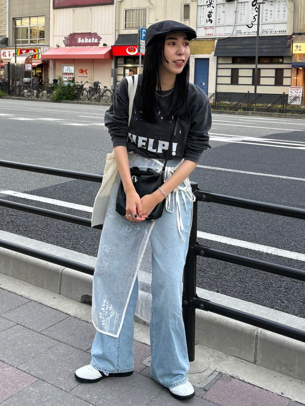 「やっぱり帽子が好き、アメカジ、デニム、スニーカー、シンプルコーデ、ロゴT、きれいめカジュアル、休日スタイル、春コーデ、韓国ファッション、いいね、save、フォローお願いします🤑、ハンチング、レイヤードスタイル、Tシャツ、ロンT」｜「Ungridのリネン混ハンチング（ハンチング/ベレー帽、ブラック系）」を使った、ryoさん（レディース・160cm）の春コーディネートの4枚目の写真