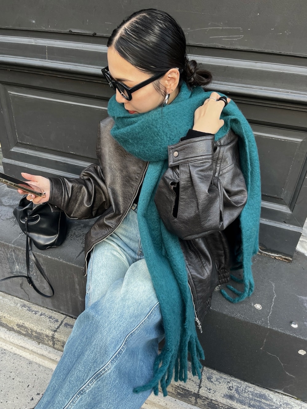 ブラック系のブーツ、ブラック系のショルダーバッグを着用したレディースの秋コーディネートの4枚目の写真