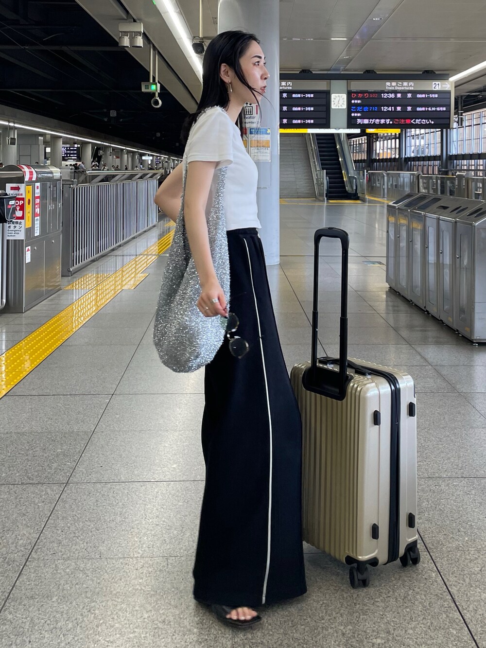 ホワイト系のTシャツ/カットソー、ブラック系のその他パンツ、ブラック系のサンダルを着用したレディースの夏コーディネートの3枚目の写真