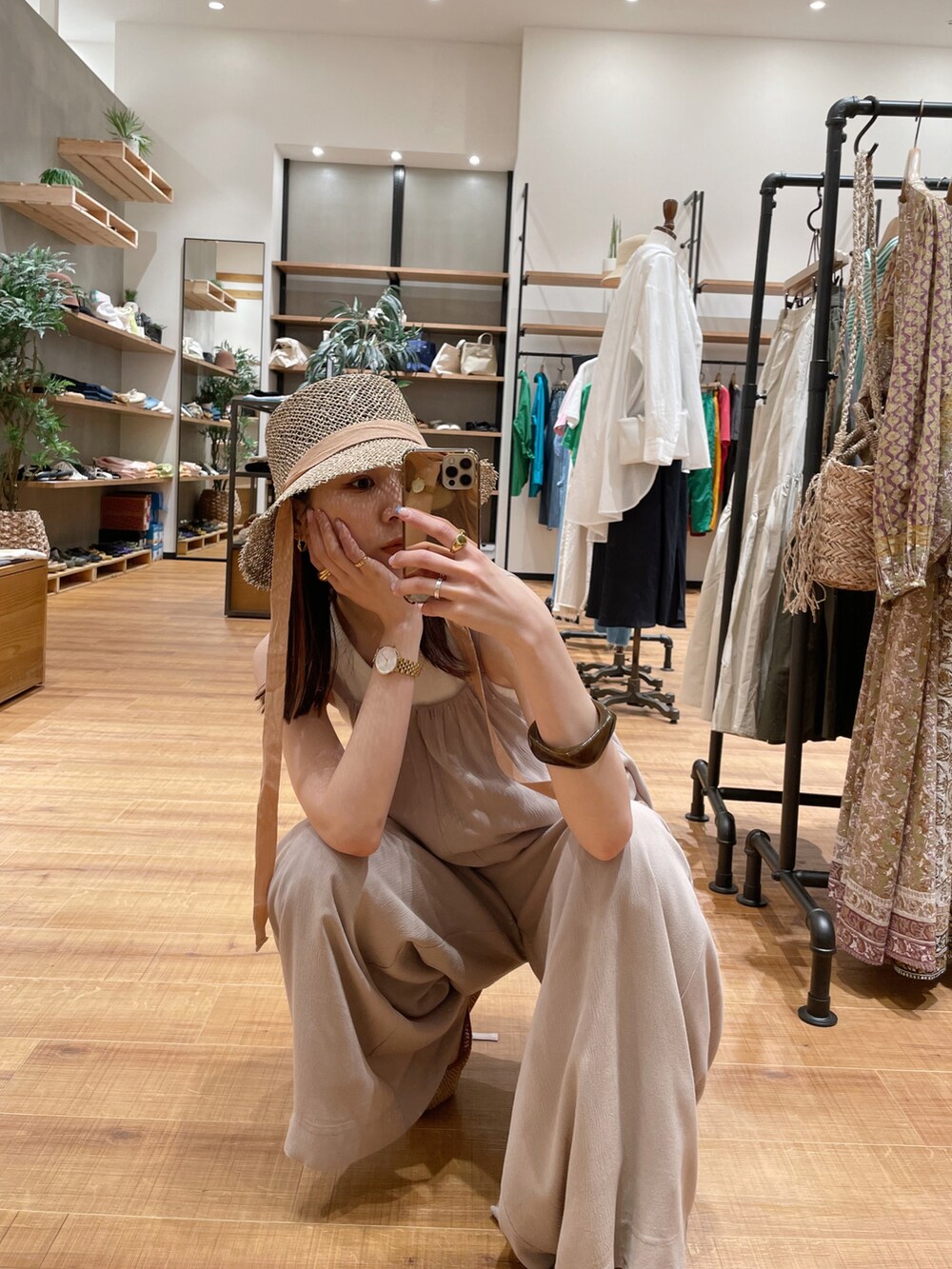 ベージュ系のオールインワン・サロペット、ブラウン系のその他シューズ、ベージュ系のハットを着用したレディースの春コーディネートの4枚目の写真