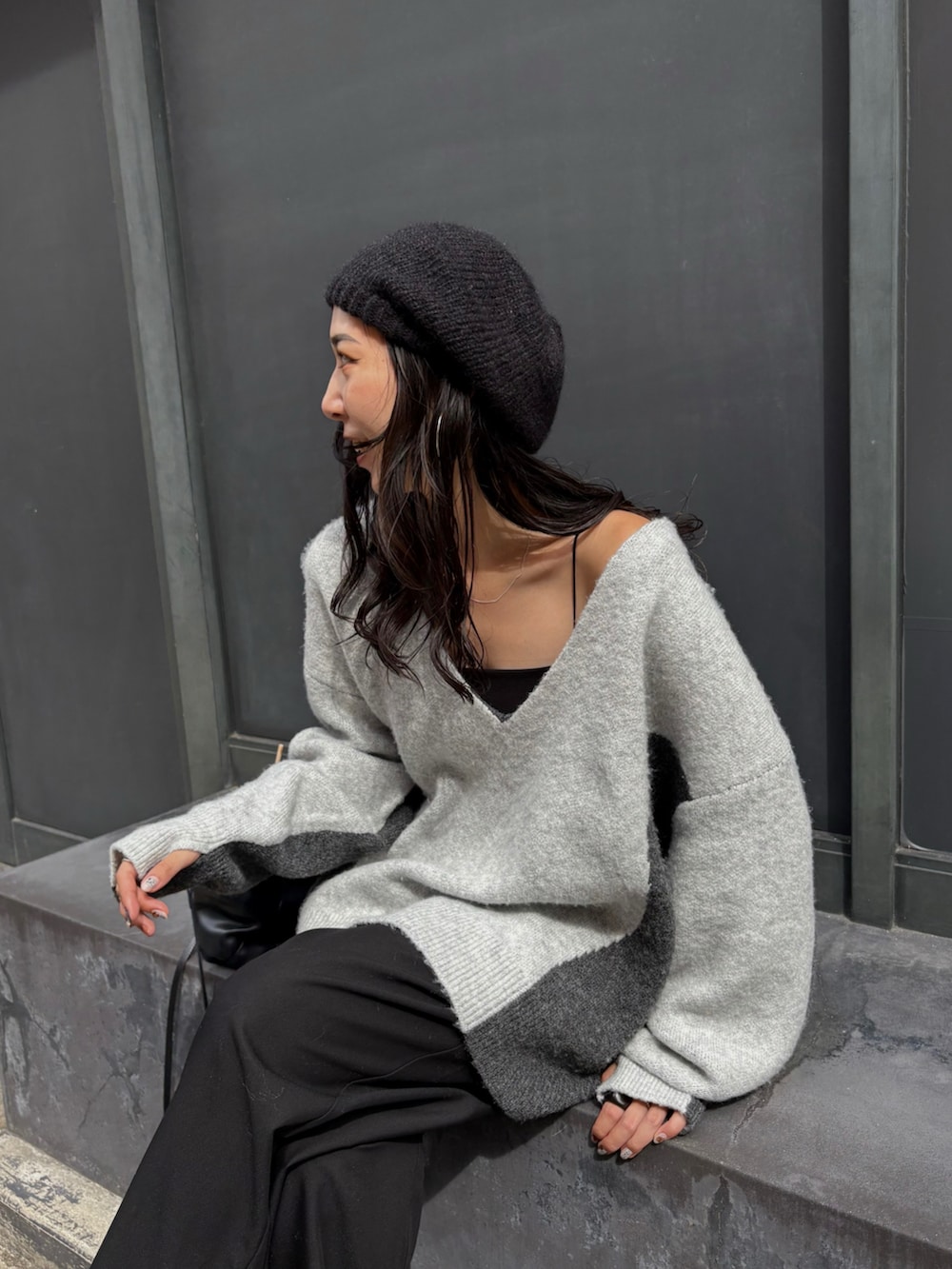 ブラック系のショルダーバッグを着用したレディースの秋コーディネートの4枚目の写真