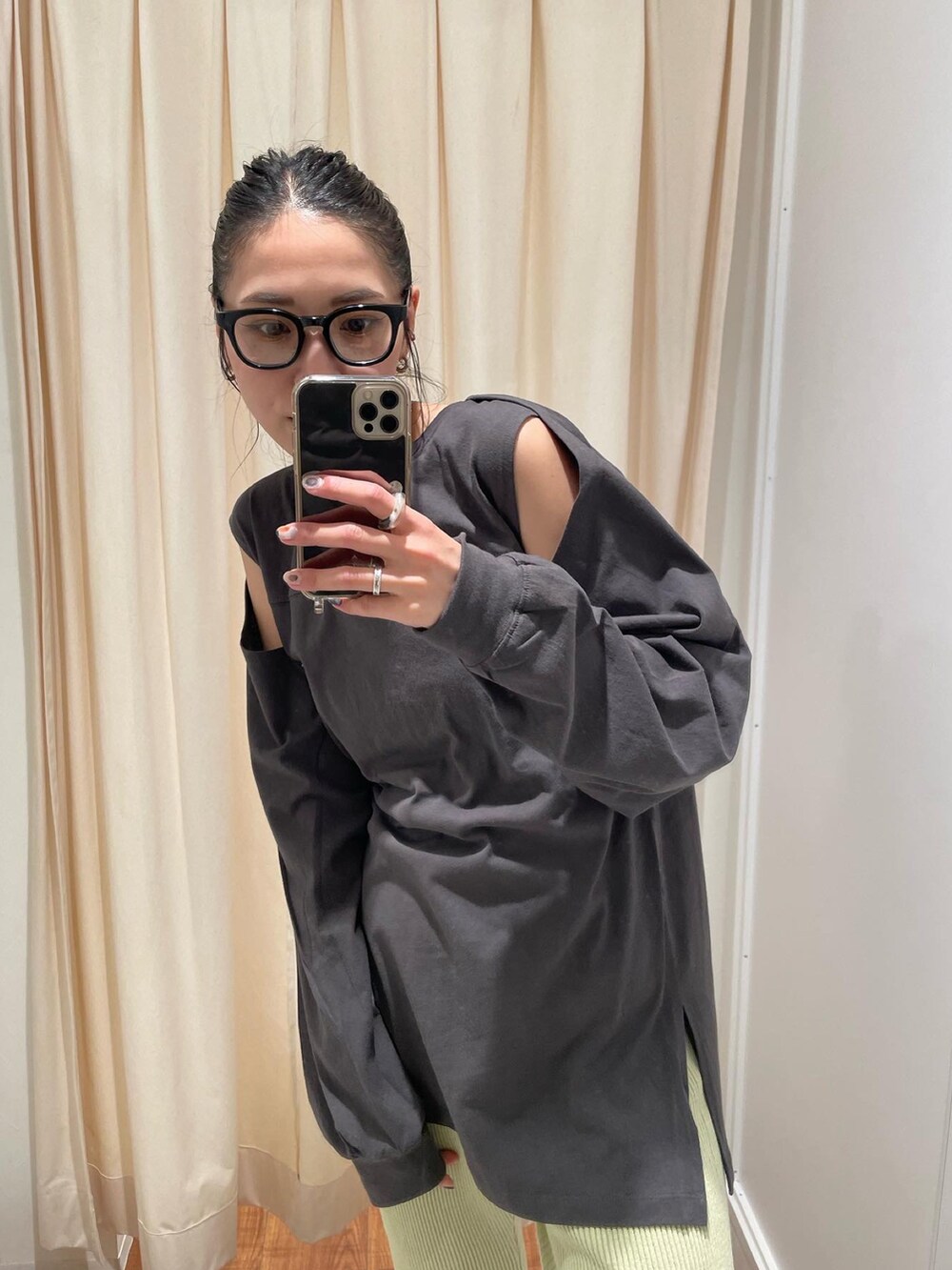 ブラック系のパンプス、グレー系のTシャツ/カットソー、グリーン系のその他パンツを着用したレディースの秋コーディネートの5枚目の写真