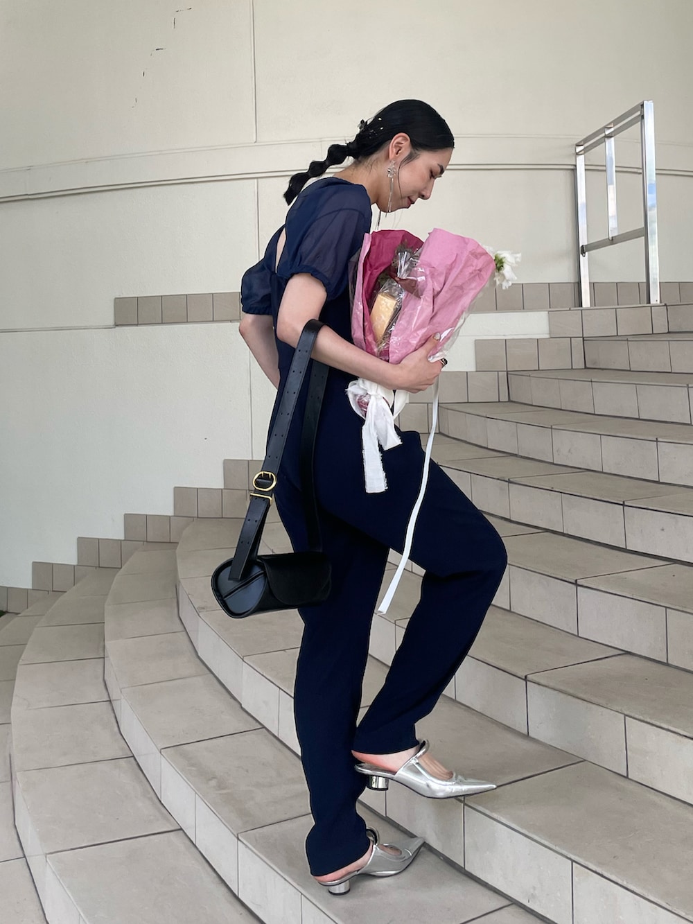 シルバー系のパンプス、ブルー系のドレス、ブラック系のショルダーバッグを着用したレディースの夏コーディネートの5枚目の写真