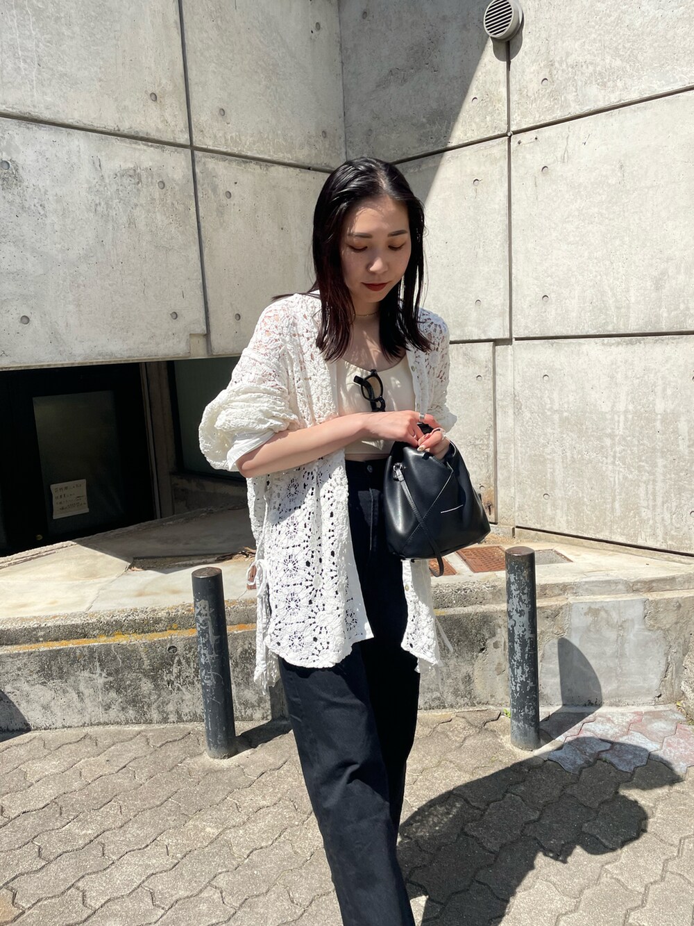 ホワイト系のキャミソール、ブラック系のデニムパンツ、ホワイト系のシャツ/ブラウスを着用したレディースの春コーディネートの2枚目の写真