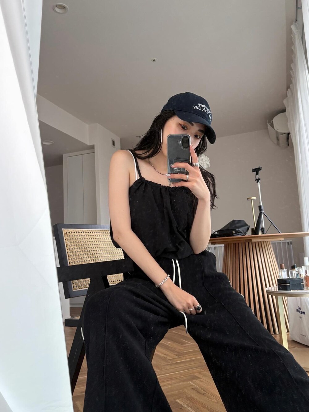 ブラック系のその他パンツ、ブルー系のキャップを着用したレディースの夏コーディネートの4枚目の写真