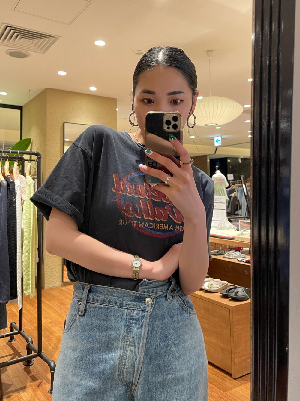 グレー系のTシャツ/カットソー、ブルー系のデニムパンツ、ゴールド系のパンプスを着用したレディースの春コーディネートの5枚目の写真